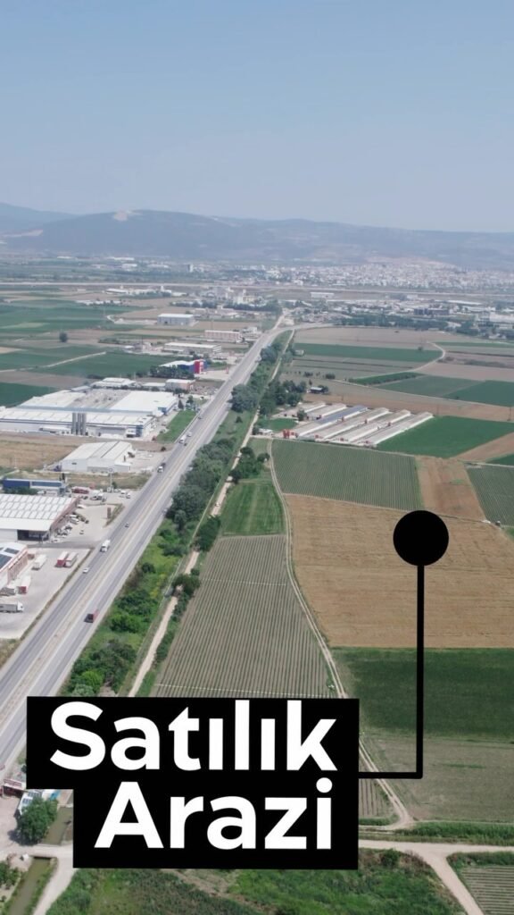 Satılık arazinin havadan drone görüntüsü