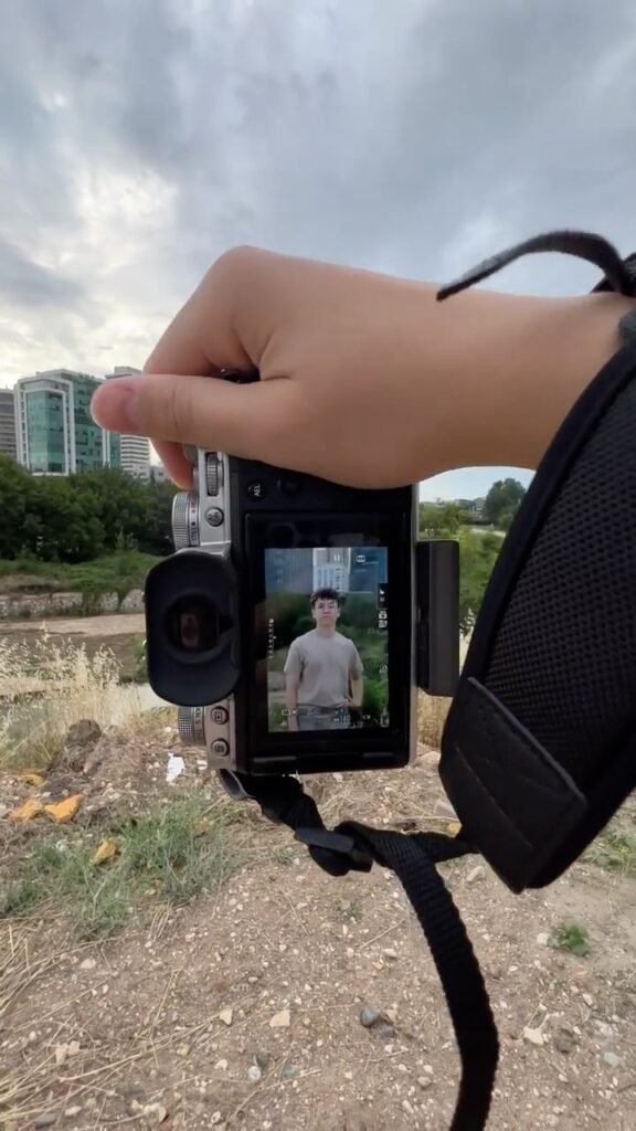 Elde tutulan fotoğraf makinesinin ekranında portre karesi